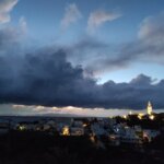 Το σύννεφο έφερε βροχή: σπάνιο ιουλιάτικο μπουρίνι «ευλόγησε» την Τήνο, μια ανάσα μετά την Αγία Πελαγία