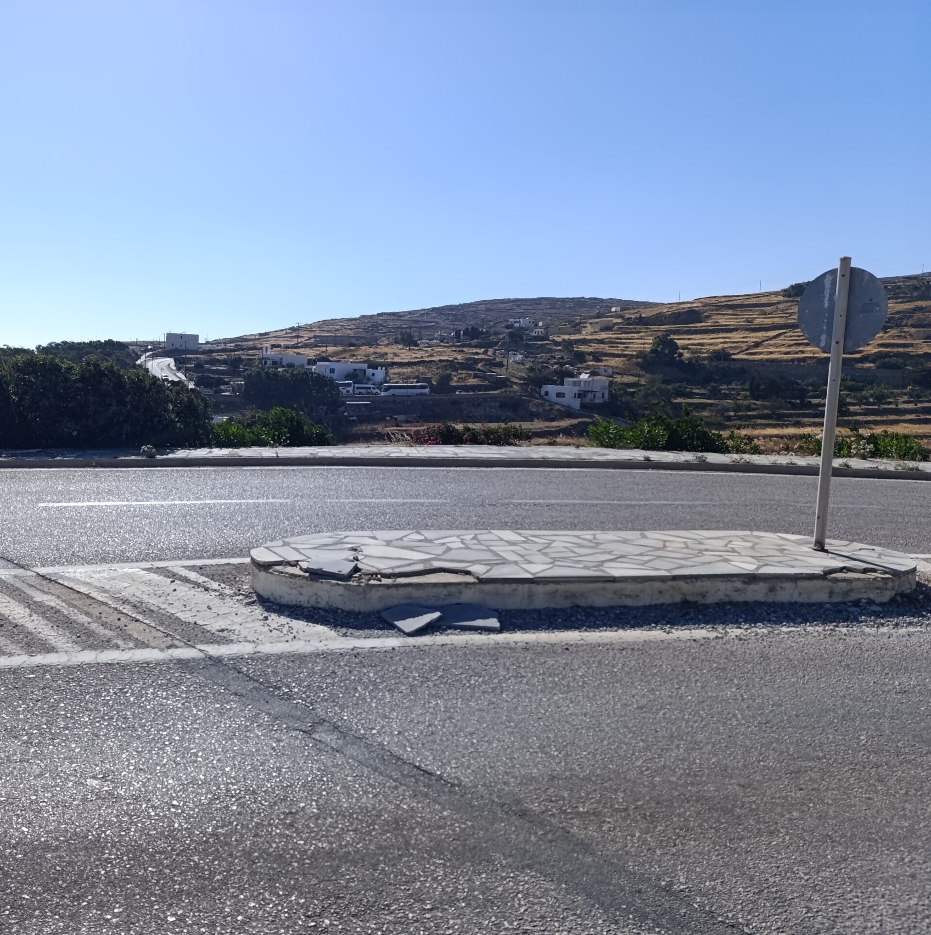 Σπασμένες πλάκες στη νησίδα του κόμβου Τριποτάμου