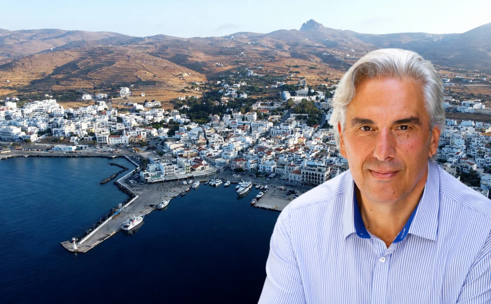 Ο Δήμαρχος Τήνου Παναγιώτης Κροντηράς, με φόντο τη Χώρα και το λιμάνι της Τήνου