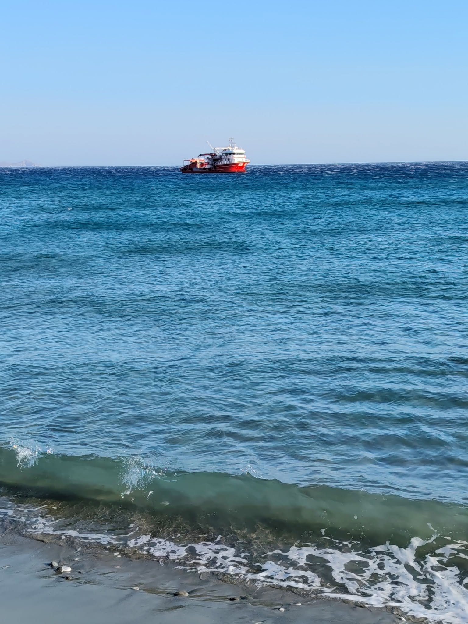 Τουρκικό αλιευτικό αγκυροβολημένο ανοιχτά της Τήνου, φωτογραφία αναγνώστριας