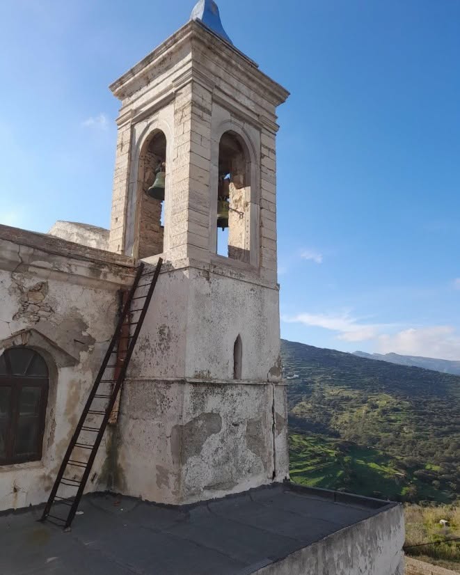 Το καμπαναριό του ναού