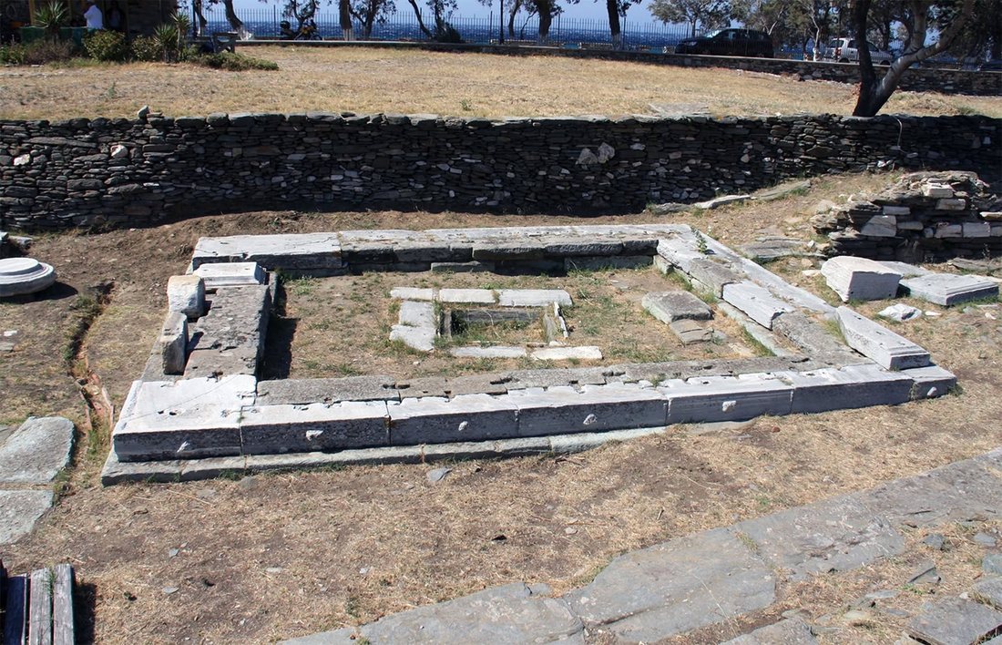Μαρμάρινα θεμέλια με θέα τη θάλασσα