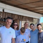 Ο Νίκος Ψαρράς και η Έλενα Καρακούλη στην Τήνο — η φωτογραφία του συντοπίτη μας από το Cape στο Ακρωτήρι