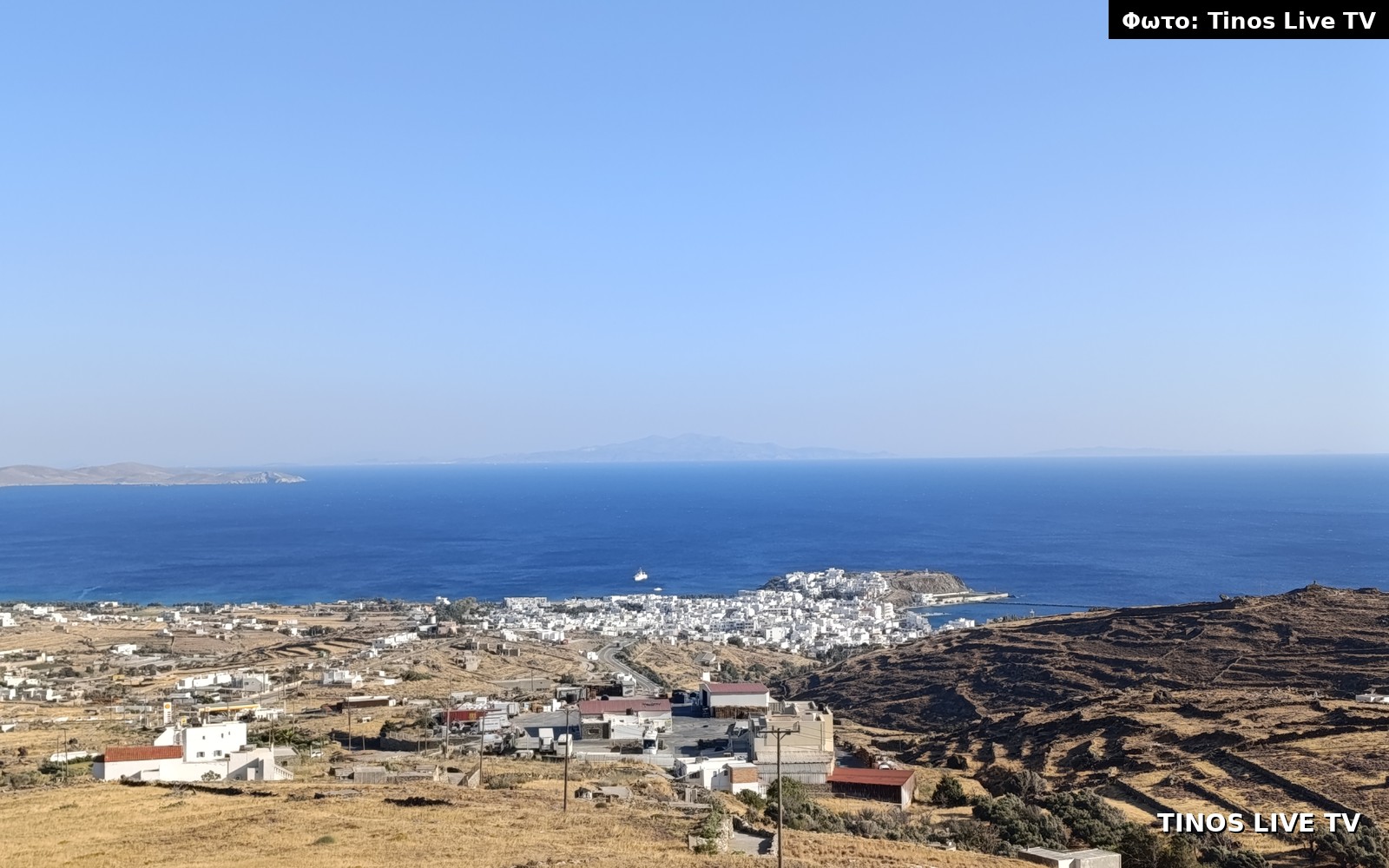Καύσωνας στην Τήνο — ξεροκαμένα χωράφια πάνω από τη Χώρα και το λιμάνι