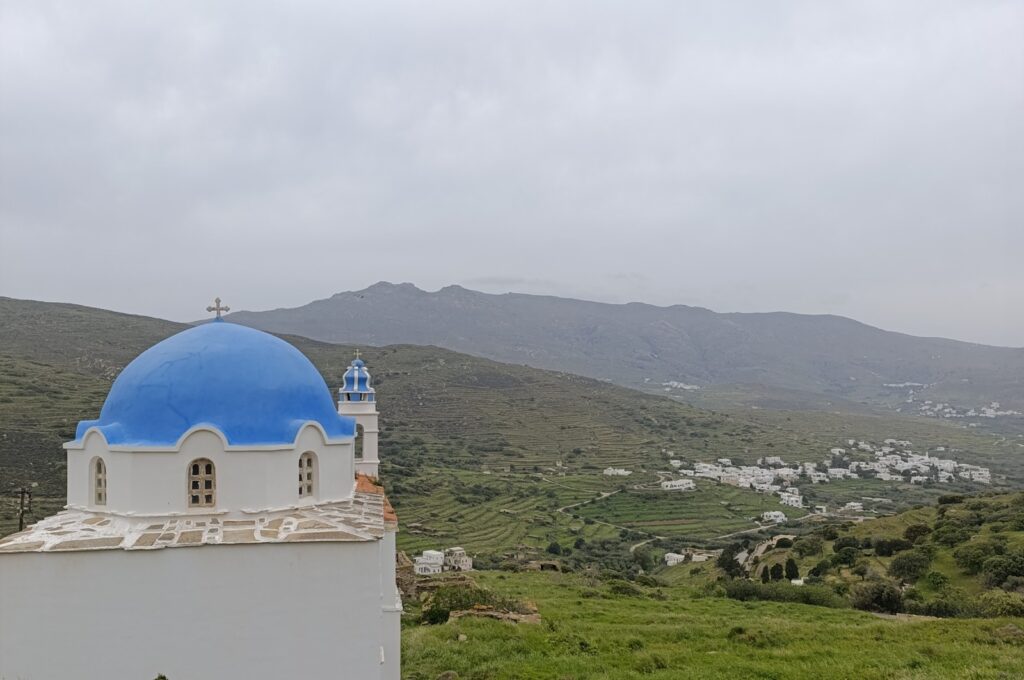 Ο Άγιος Ιωσήφ, ο ναός των Μοναστηρίων — θέα στην κοιλάδα