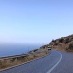 Το ΕΚΑΒ στον δρόμο Τήνου–Πανόρμου: μια εικόνα-υπενθύμιση για το πόσο πολύτιμη είναι η άμεση βοήθεια στα νησιά