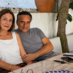 Αγκαλιά στην Τήνο ο Νίκος Ψαρράς και η Έλενα Καρακούλη – Οι φωτογραφίες από τις διακοπές τους (Εικόνες)