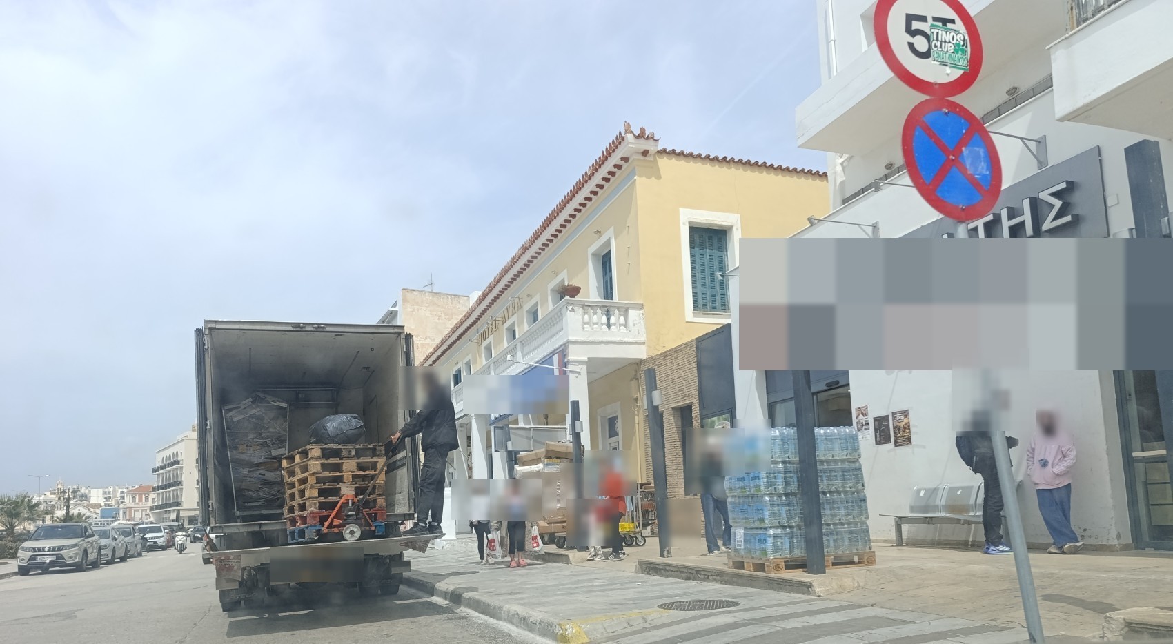 Φορτοεκφόρτωση δίπλα στην πινακίδα απαγόρευσης στάσης και στάθμευσης