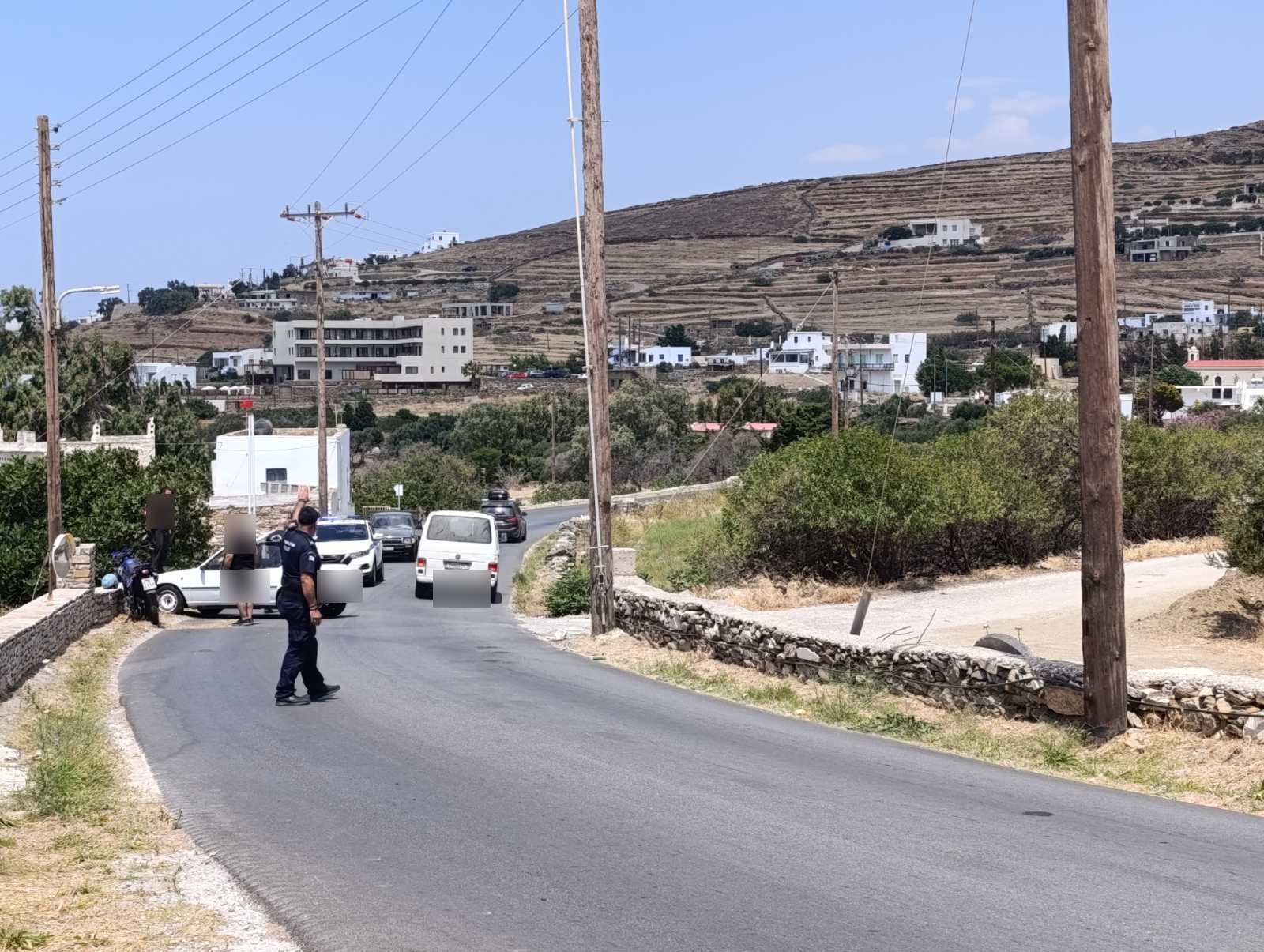 Για αρκετή ώρα η διέλευση γινόταν εναλλάξ, υπό τις οδηγίες της ΕΛ.ΑΣ.