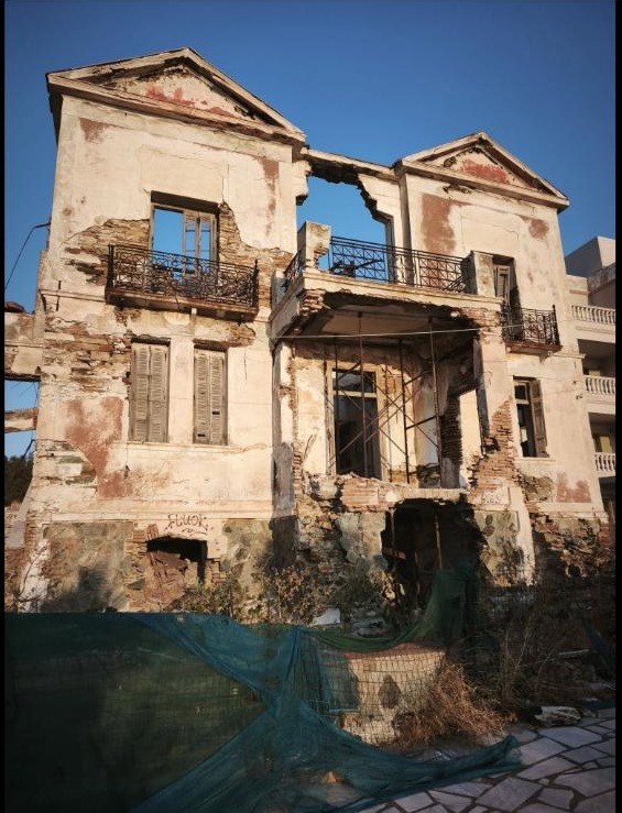Το αρχοντικό Κοντού στην Τήνο σήμερα, με σκαλωσιές και προστατευτικά δίχτυα