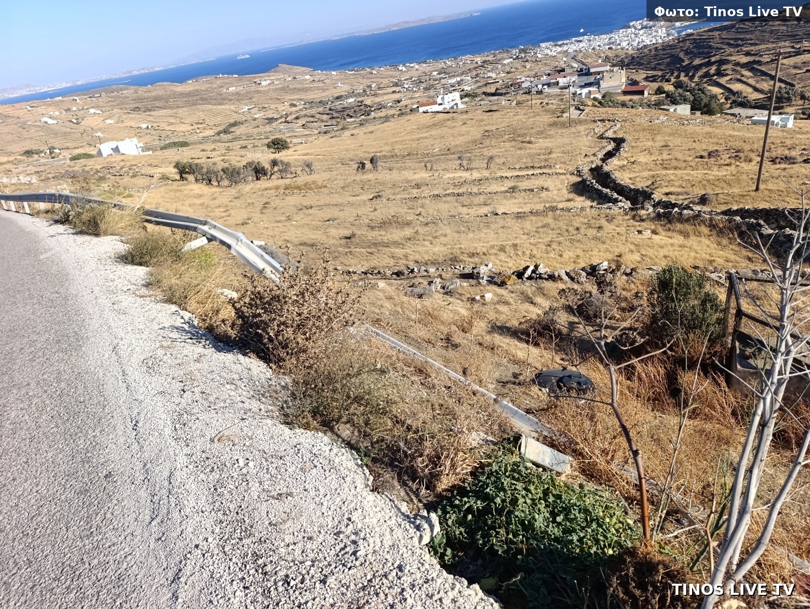 Κατεστραμμένο στηθαίο στη Λεωφόρο Τριποτάμου Τήνου, με την άκρη πεσμένη στο πρανές