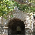 «Είμαι κόρη της πηγής Κασταλίας» — η κρήνη του 1904 που πνίγεται στα ξερόκλαδα