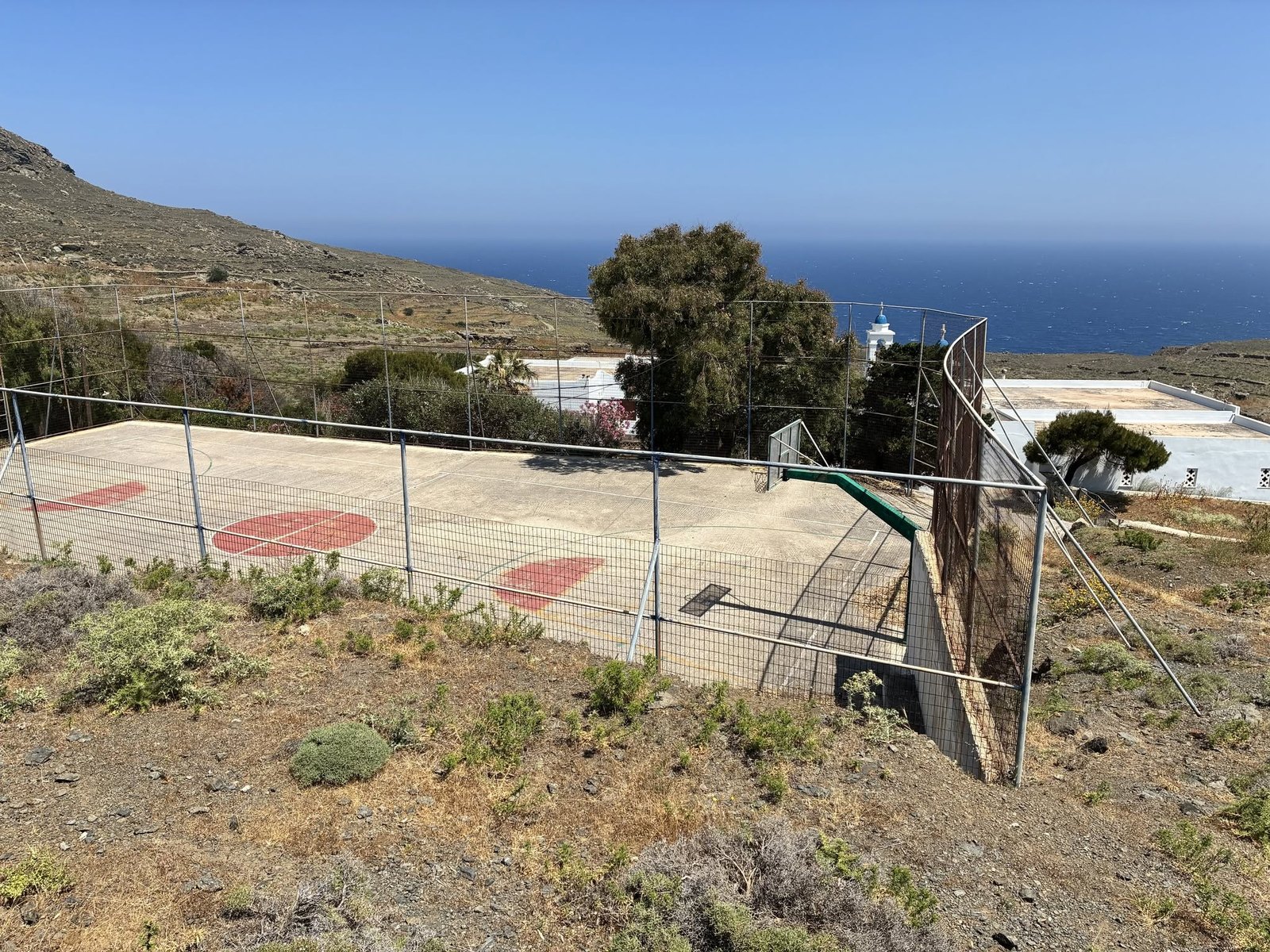 Το γήπεδο μπάσκετ δίπλα στην Παναγία τη Βουρνιώτισσα