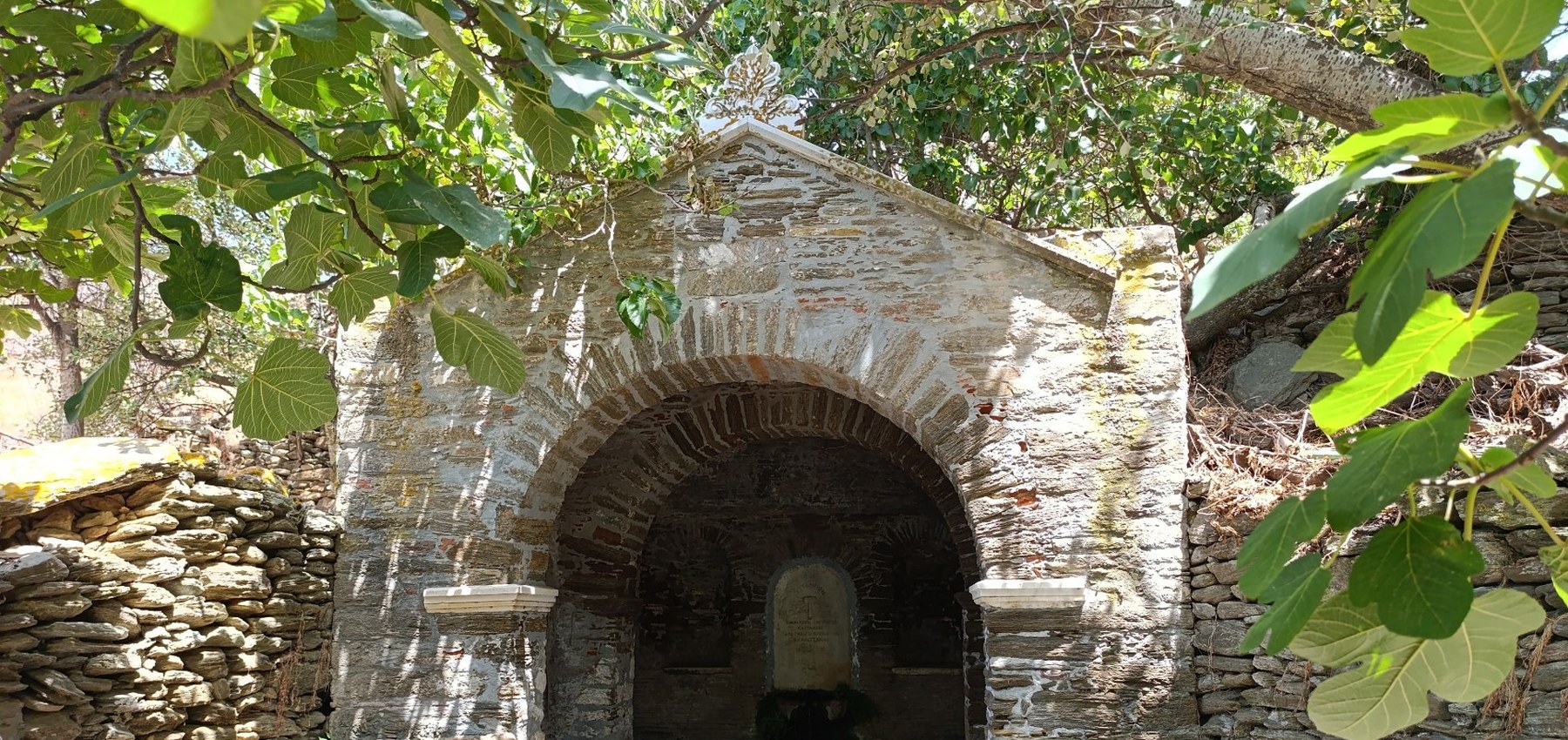 Η πέτρινη κρήνη του 1904 στα Υστέρνια της Τήνου