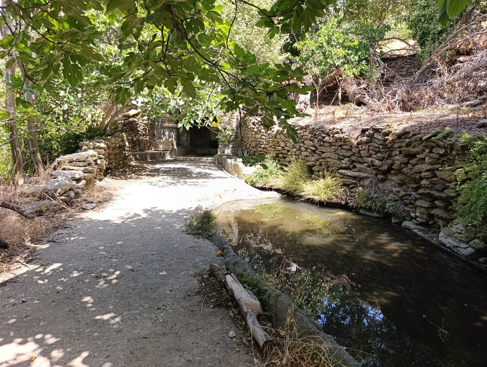 Η στέρνα με το στάσιμο νερό μπροστά από την κρήνη