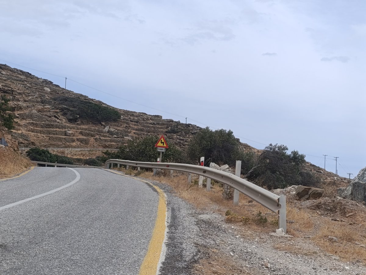 Στηθαίο με εκτεθειμένη απόληξη σε δρόμο της Τήνου