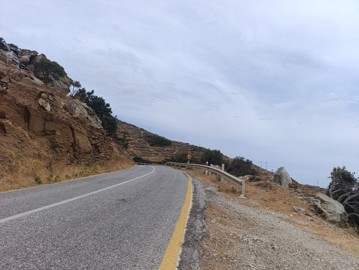 Το κενό στο στηθαίο από απόσταση