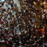 Άγιος Ρωμανός: ένα πανηγύρι, ένα μάθημα πρώτων βοηθειών και μια παραλία «από άκρη σε άκρη»
