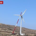 Τρεις μέρες μετά το νέο χωροταξικό, ένας γερανός στην πρώτη ανεμογεννήτρια της Τήνου
