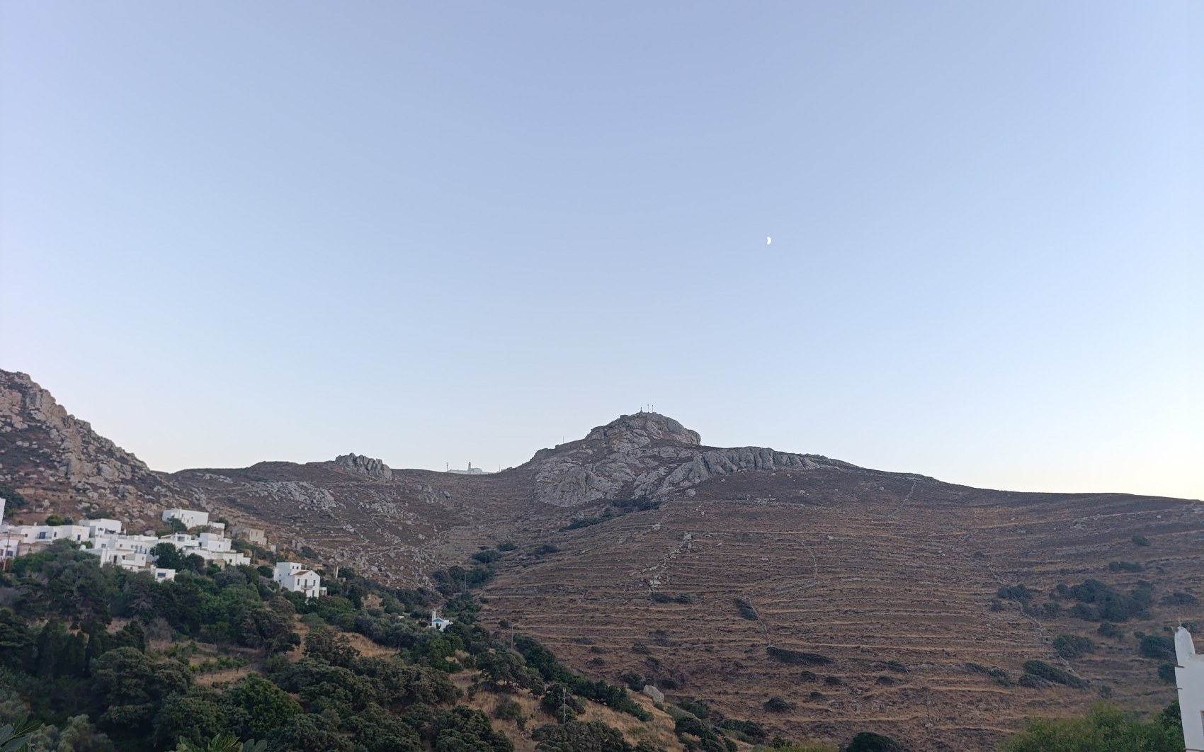 Η ράχη πάνω από τα χωριά του Εξωμβούργου