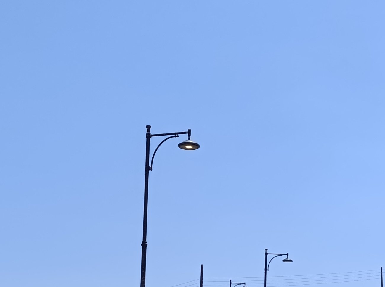 Κοντινό σε φανάρι δρόμου αναμμένο μεσημέρι, 19 Ιουλίου