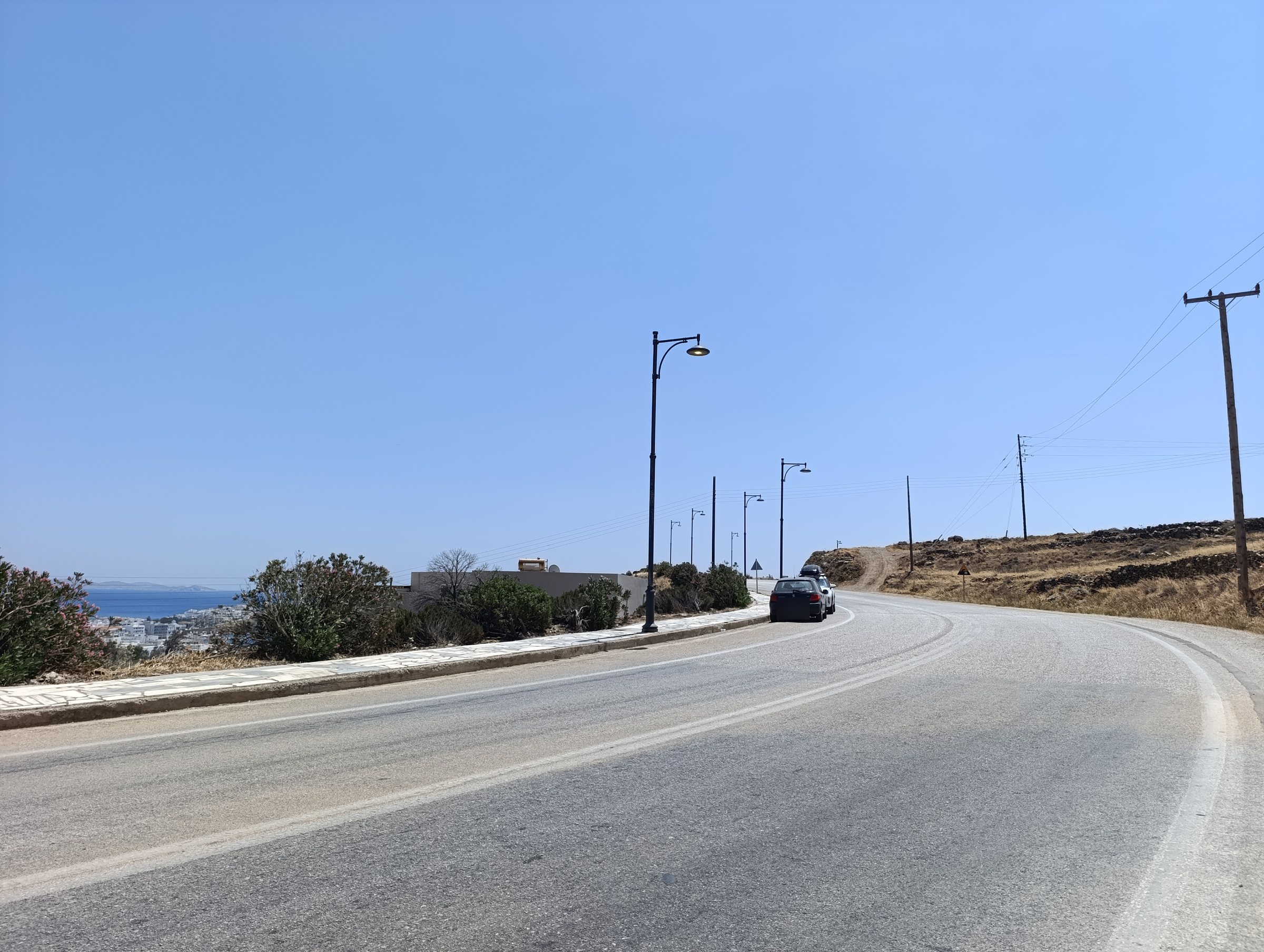 Σειρά από κολόνες φωτισμού κατά μήκος του περιφερειακού της Χώρας