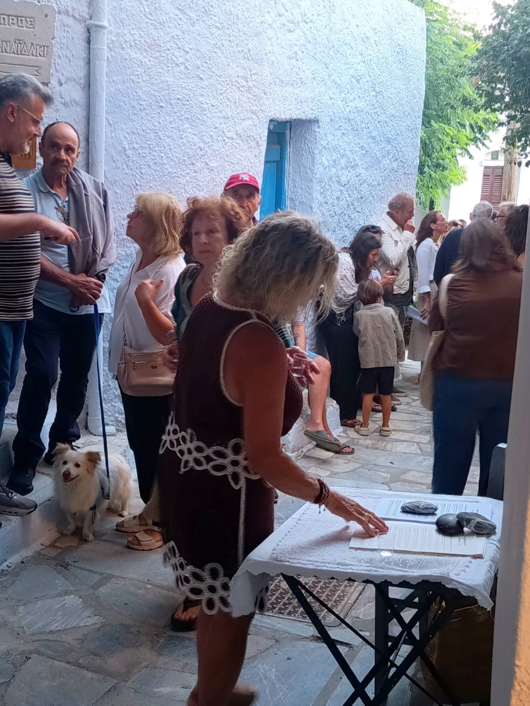 Κόσμος στο σοκάκι έξω από το Λαογραφικό Μουσείο Αρνάδου