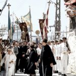 Δύο δρόμοι που ανηφορίζουν: ο Αύγουστος της παλιάς Τήνου, σε χρώμα