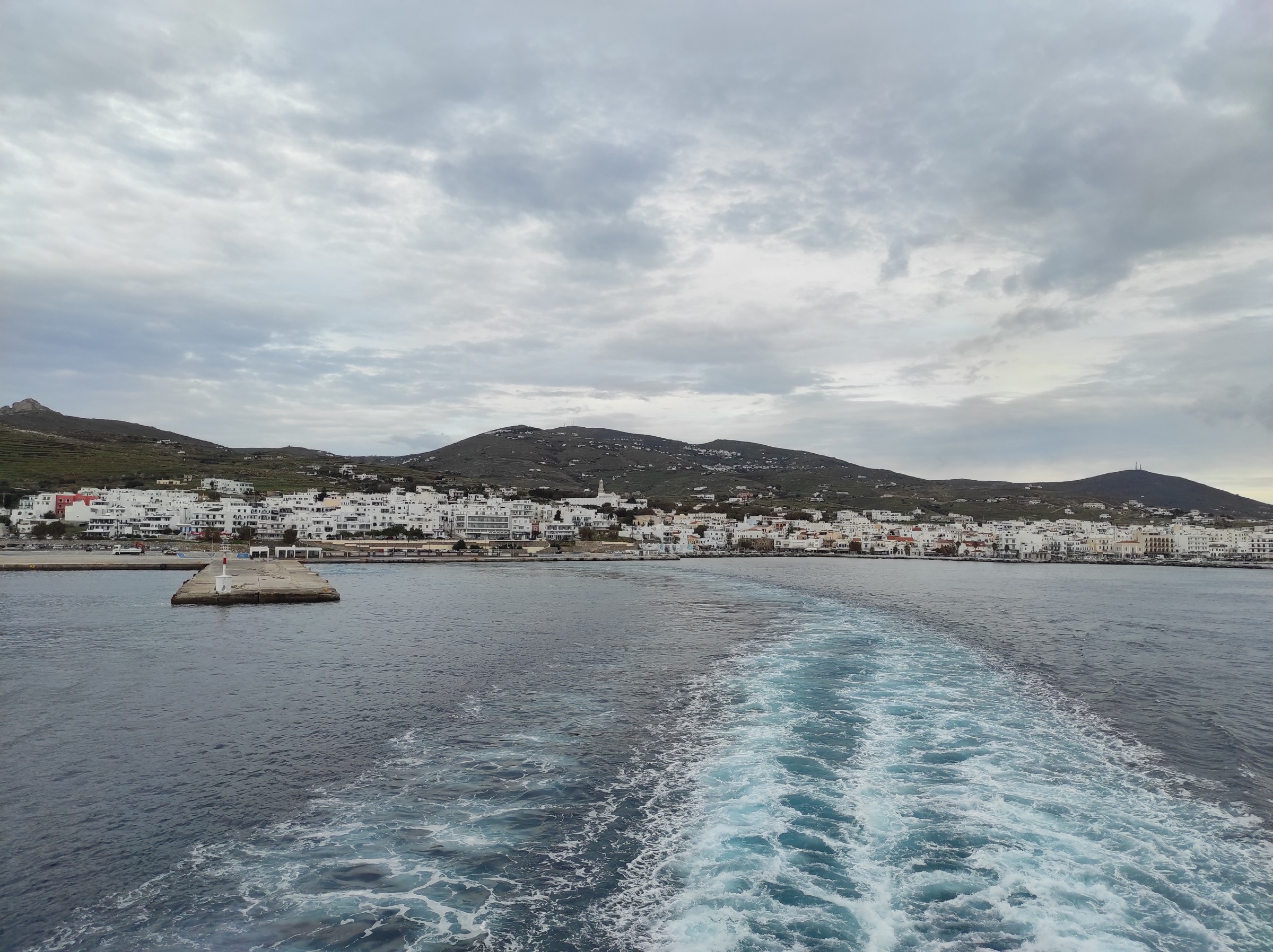 Το λιμάνι της Τήνου από το κατάστρωμα πλοίου που αποπλέει