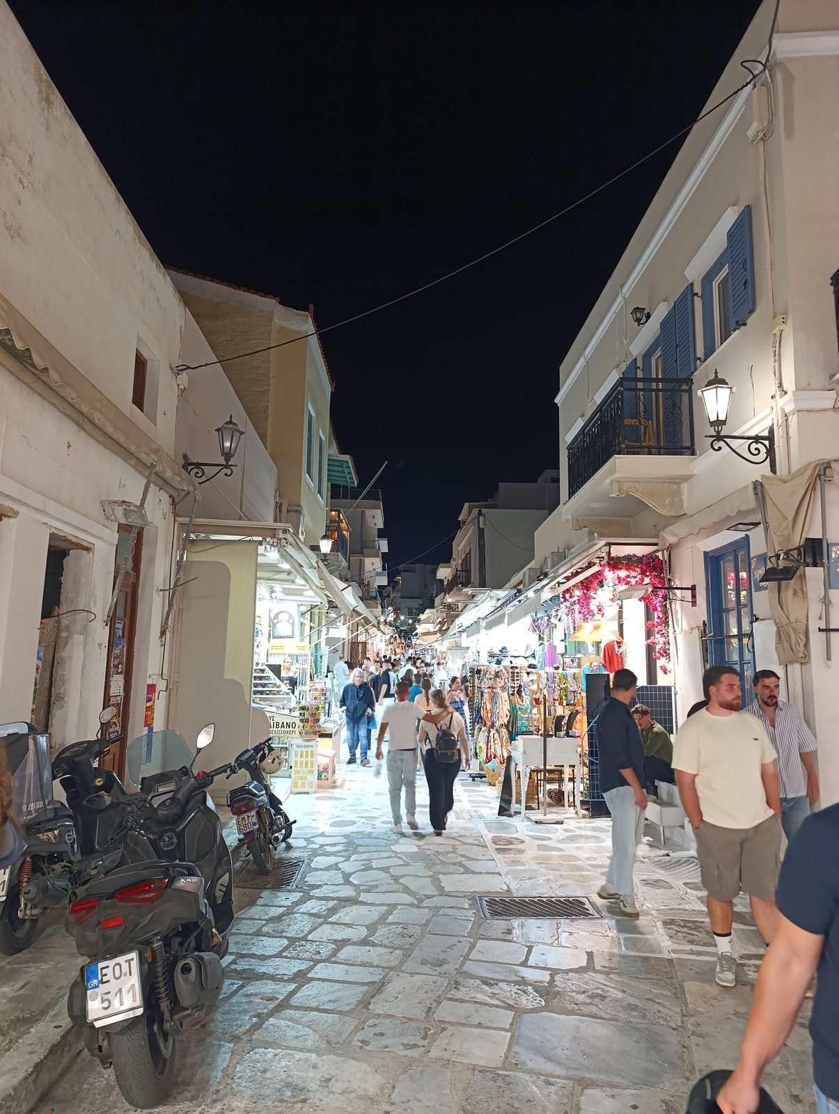 Ο εμπορικός δρόμος της Χώρας με ανοιχτά καταστήματα