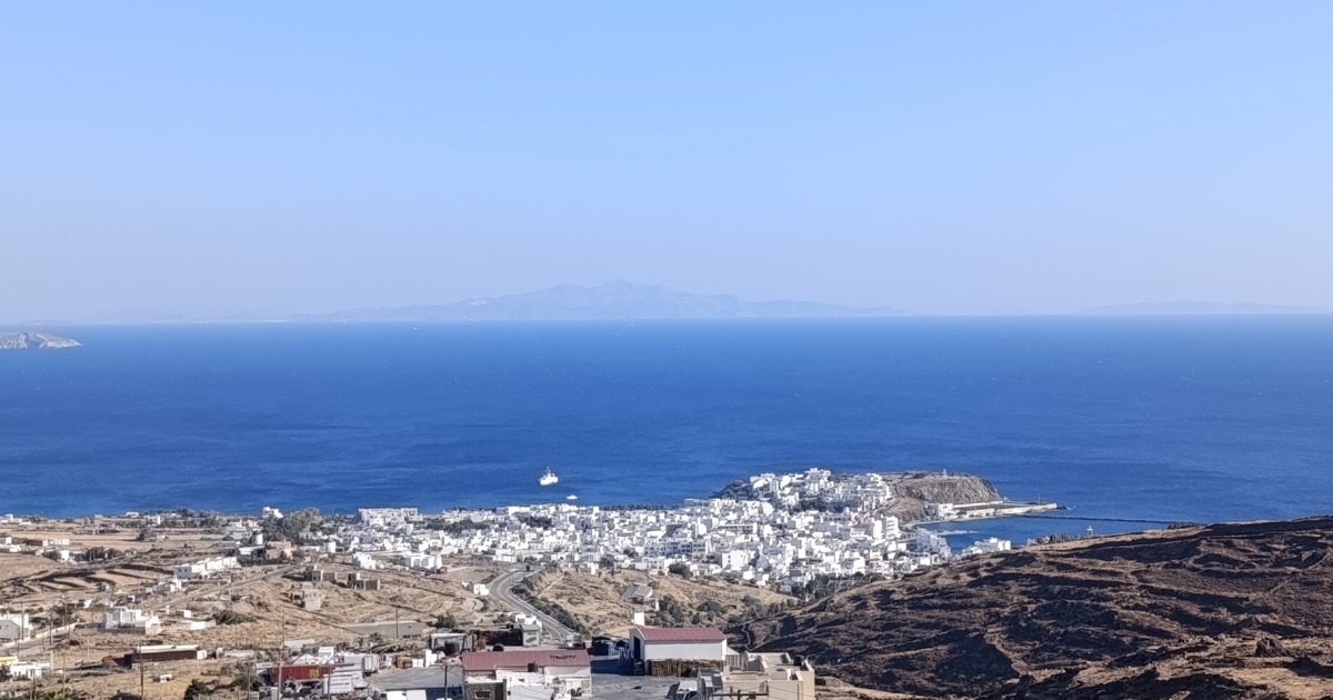 Η Χώρα της Τήνου και το λιμάνι από ψηλά, με τη Μύκονο στο βάθος