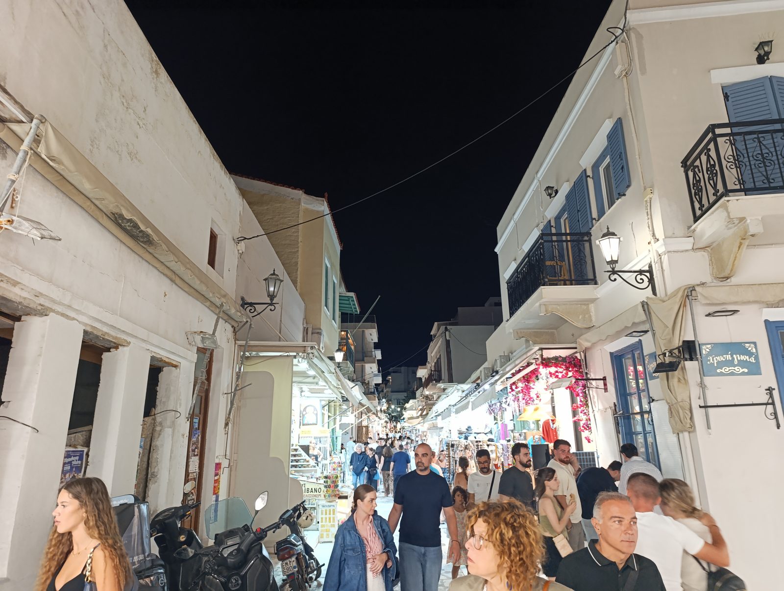 Κόσμος στο πλακόστρωτο της Ευαγγελιστρίας στη Χώρα της Τήνου, βράδυ