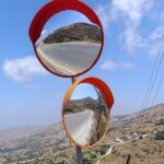 Καθρέφτες στις τυφλές στροφές και μια πινακίδα που λέει την αλήθεια: τι άλλαξε στους δρόμους της Τήνου