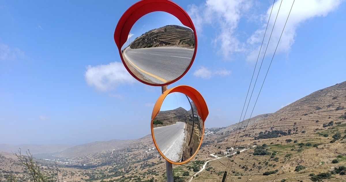 Διπλός καθρέφτης οδικής ασφάλειας σε στροφή του επαρχιακού δικτύου της Τήνου