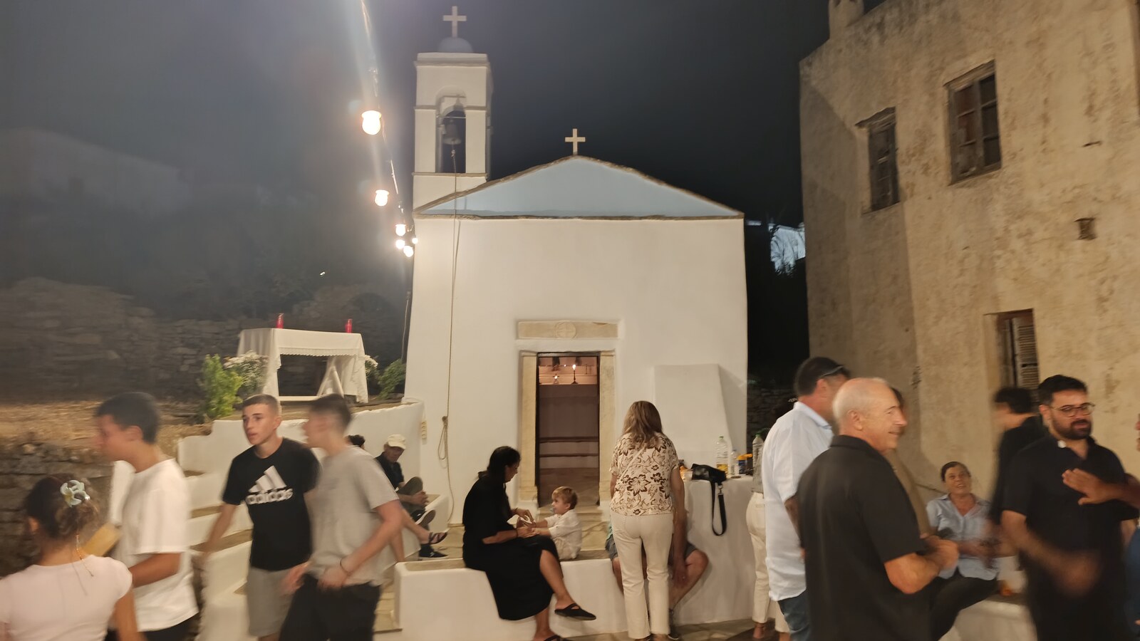 Άγιος Βενάρδος Κάμπος Τήνου — το εκκλησάκι με τα λαμπάκια