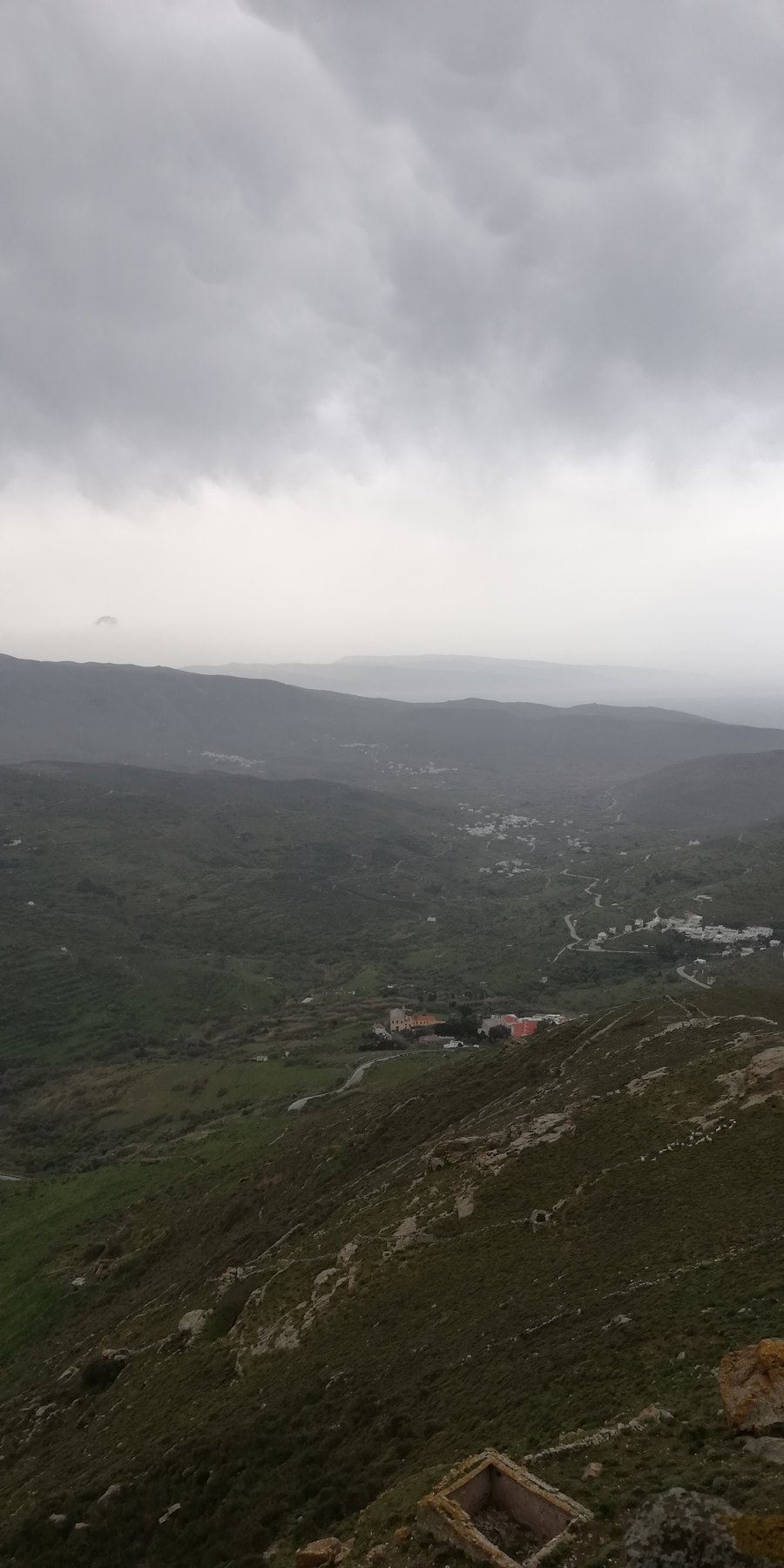 Διάσπαρτοι οικισμοί της Τήνου μέσα στην ομίχλη