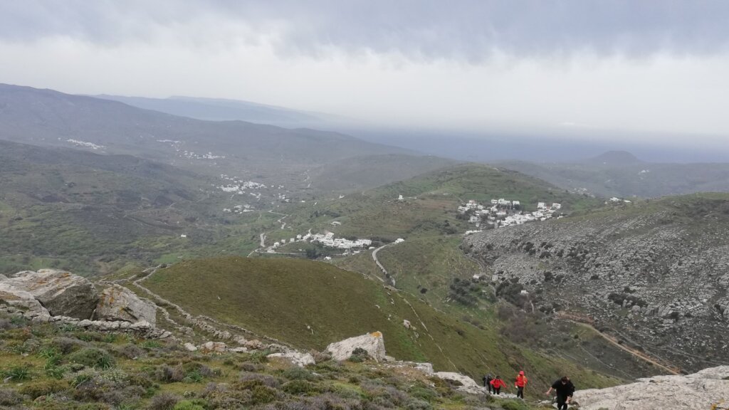 Θέα από την κορυφή του Ξώμπουργου προς τα χωριά της Τήνου