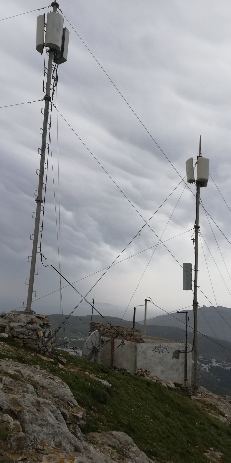 Ιστοί κεραιών κινητής τηλεφωνίας στο Εξώμβουργο Τήνου