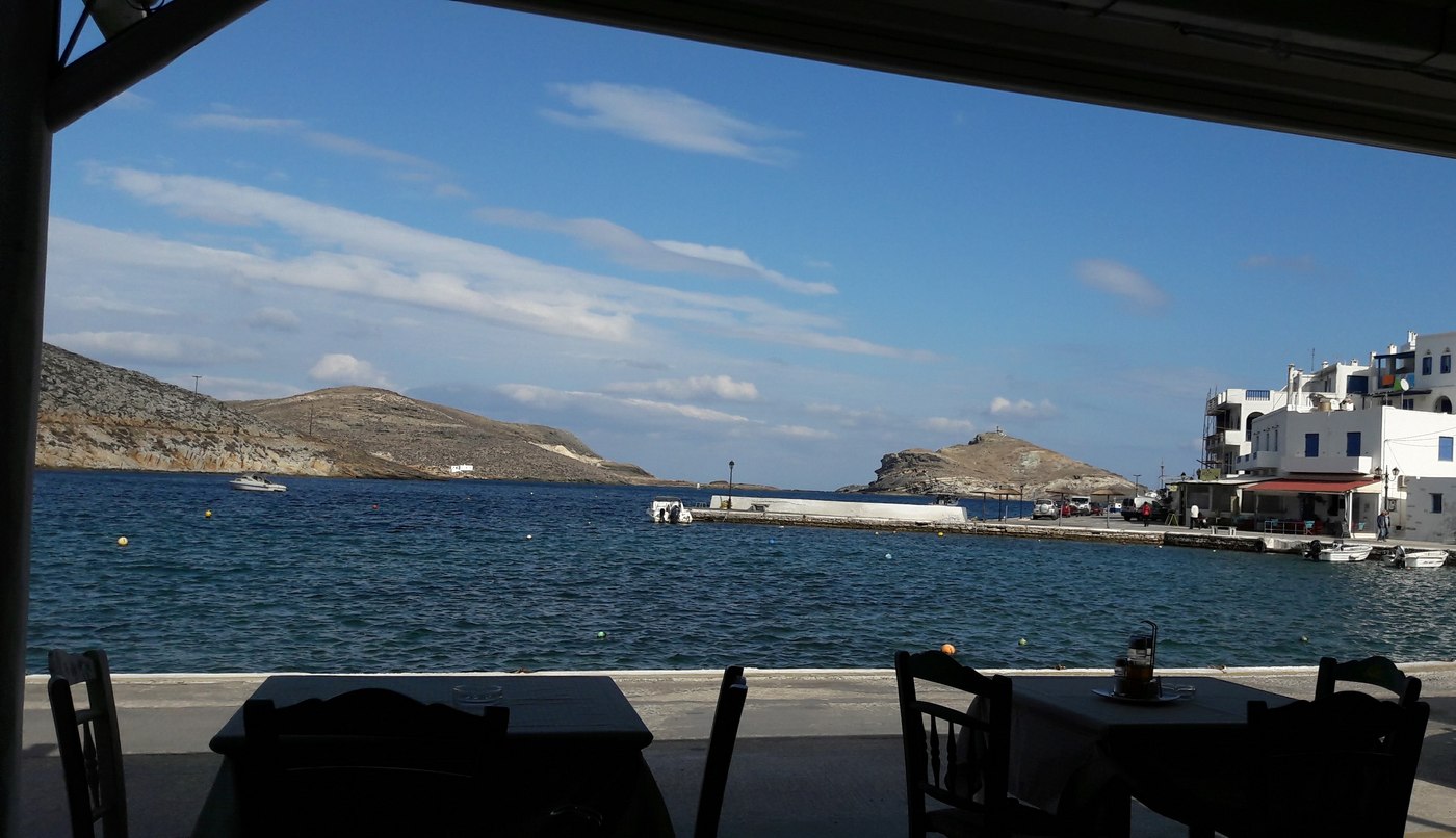 Το λιμάνι του Πανόρμου Τήνου από την παραλία