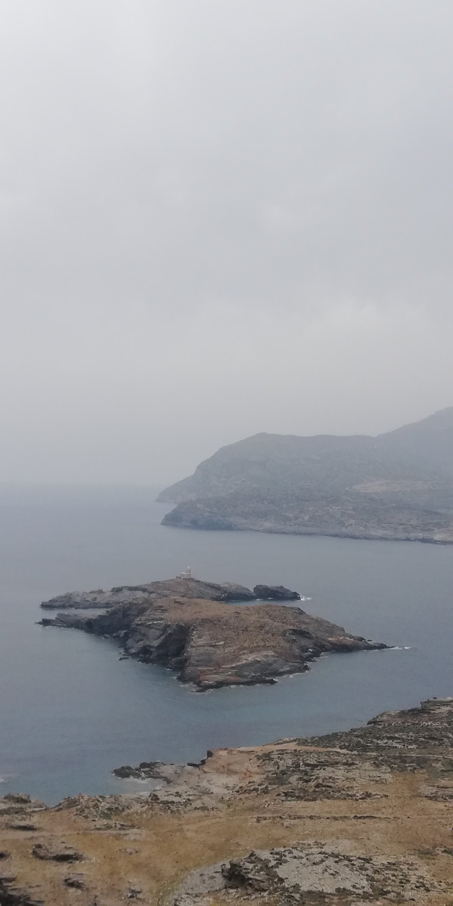 Το στενό Τήνου-Άνδρου με το νησάκι και τον φάρο