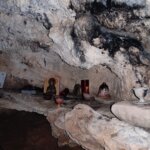 Λειτουργία στη σπηλιά του Δρακόλακα — εκεί όπου το αγίασμα στάζει από τον βράχο
