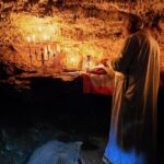 Εκεί που τελείωνε ο δρόμος, ξεκίνησε το μονοπάτι — αποκλειστικές εικόνες από τη Λειτουργία στη σπηλιά του Δρακόλακα