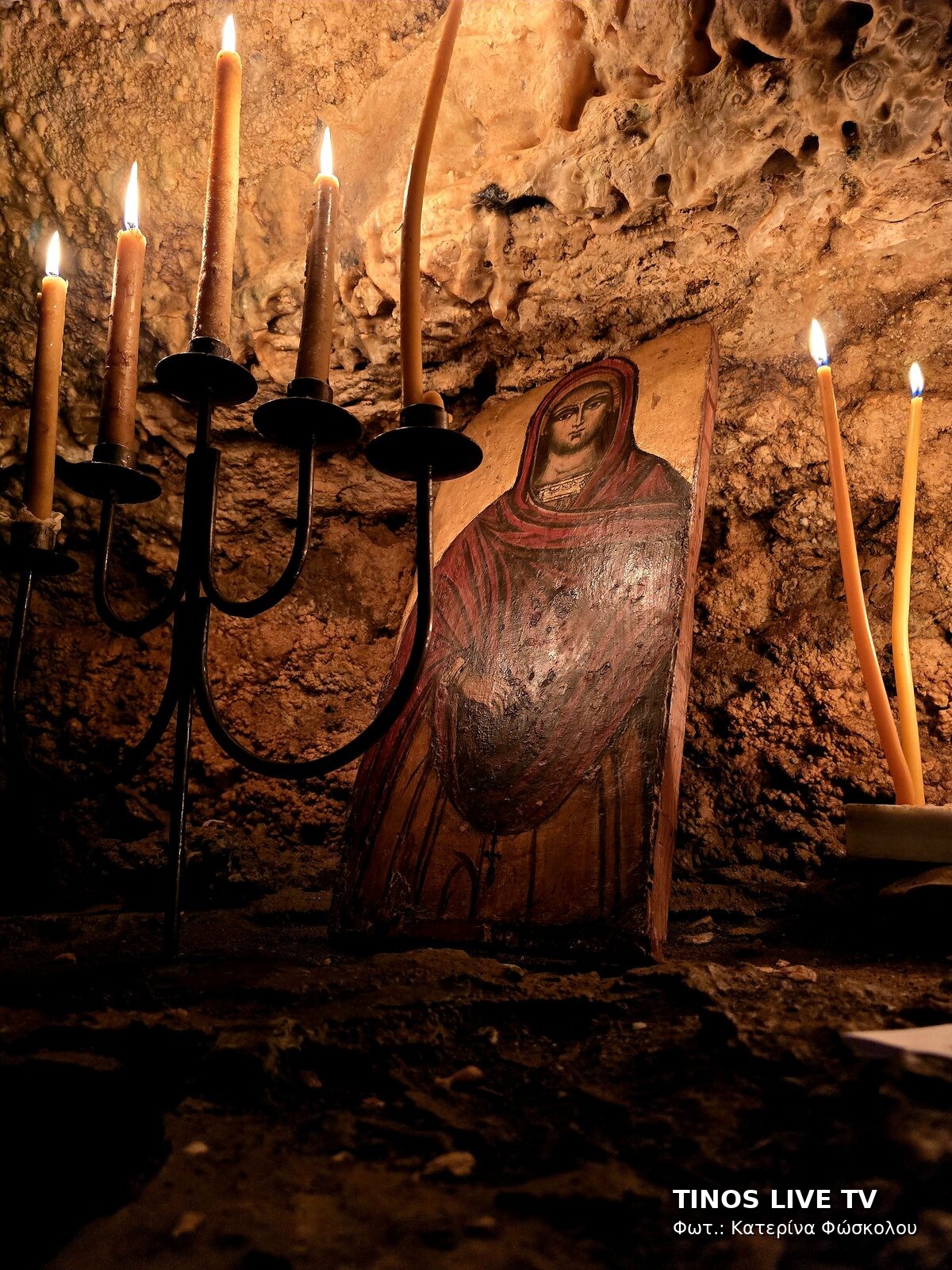 Το φυσικό εικονοστάσι μέσα στη σπηλιά με την εικόνα της Αγίας Παρασκευής