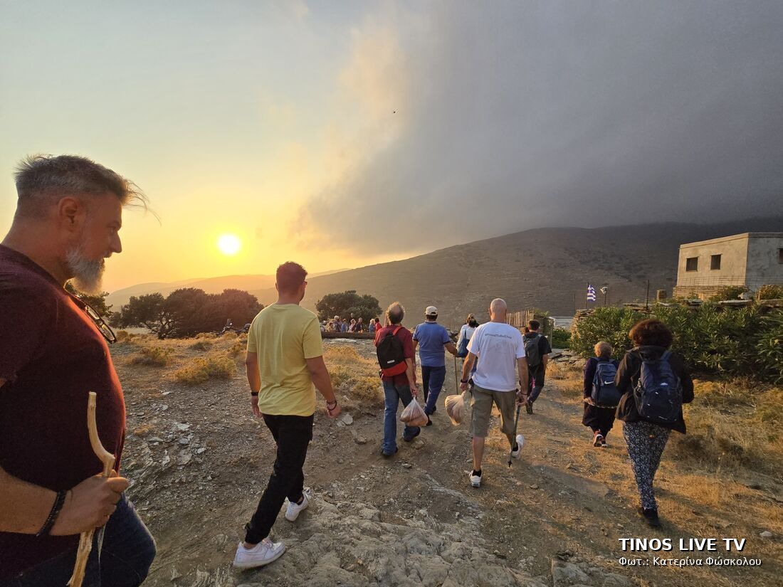 Η ανάβαση μόλις έχει αρχίσει. Ο ήλιος βγαίνει πίσω από τον λόφο.