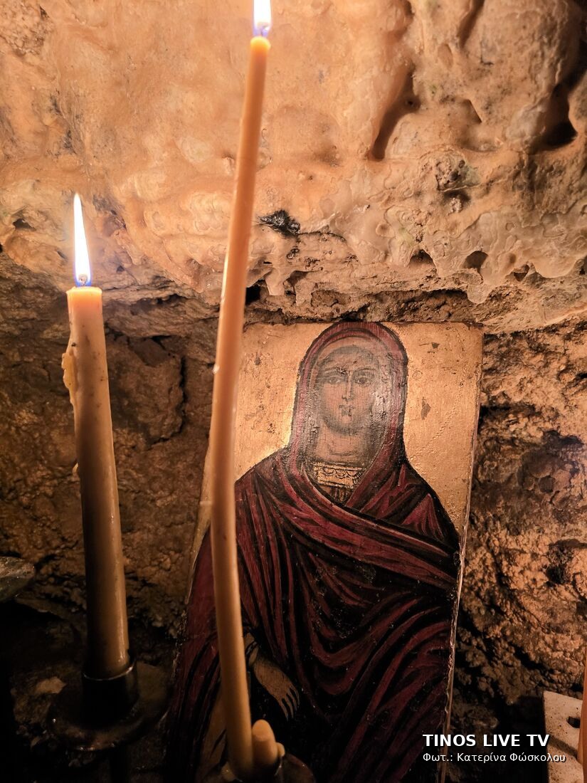 Η εικόνα της Αγίας Παρασκευής στη θέση της, με δύο κεριά.