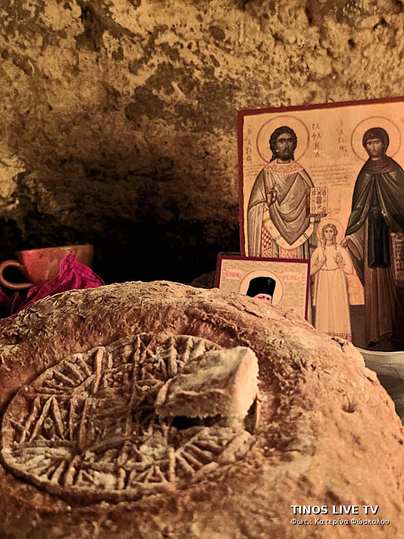 Η γούρνα και οι εικόνες πάνω στον βράχο.