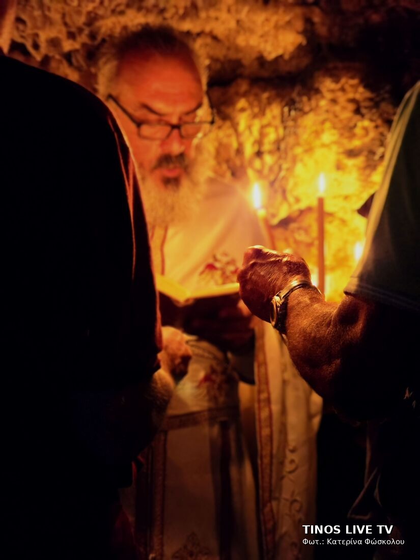 Ο π. Ευάγγελος στη διάρκεια της ακολουθίας.