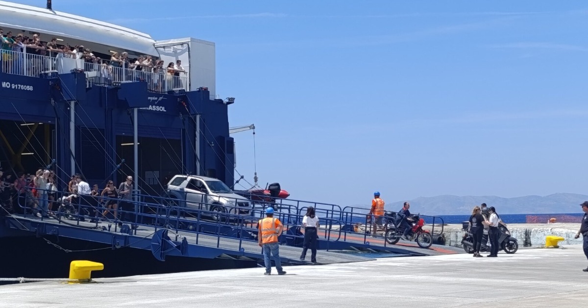 Πλοίο δεμένο στο λιμάνι της Τήνου με ανοιχτή ράμπα