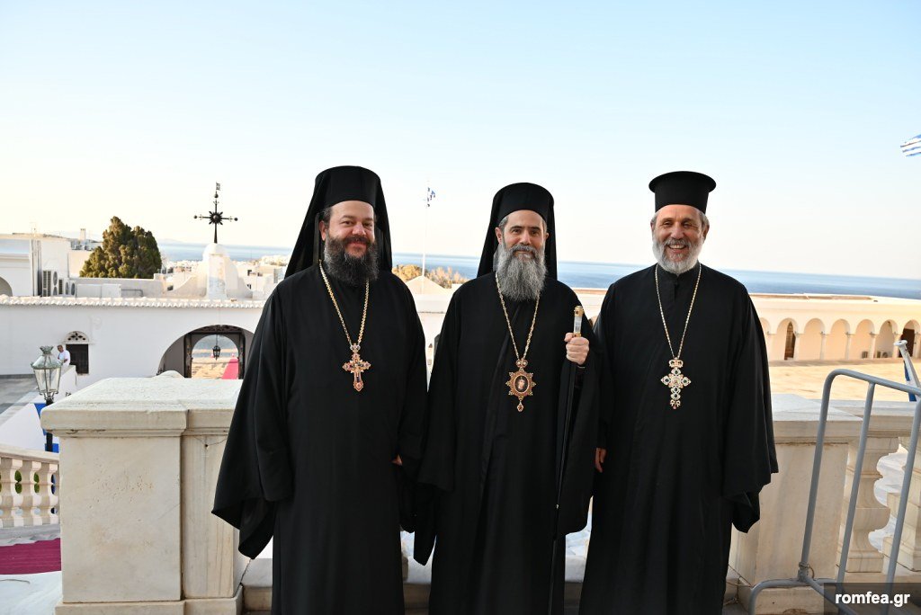 Κληρικοί στον εξώστη της Ευαγγελίστριας με θέα το Αιγαίο