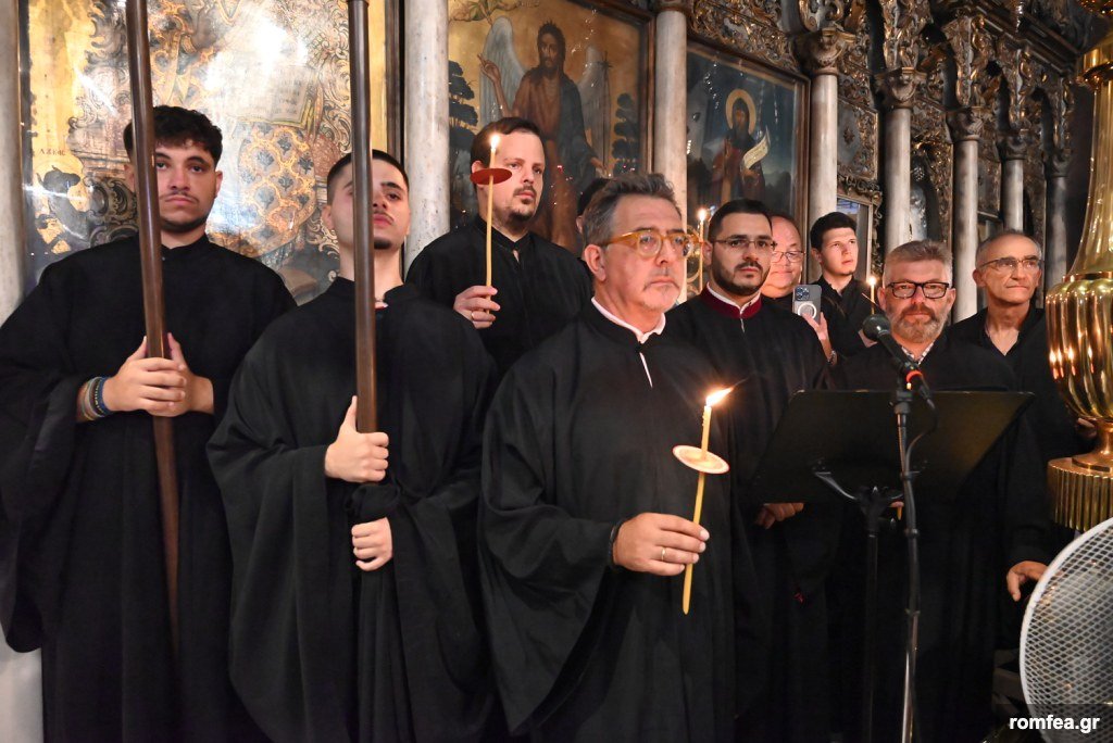Ψάλτες με κεριά στα Εγκώμια της Θεοτόκου